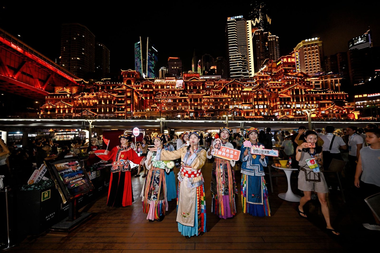 嘉绒藏族服饰快闪亮相重庆洪崖洞夜景，我要去小金推介会城市推广活动
